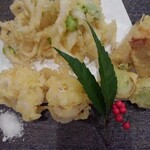 割烹 伊とう - 白魚と空豆のかき揚げ/白子/筍/下仁田葱の天ぷら
