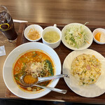アジアン ダイニング フード エイト - 四川坦々麺とウインナー炒飯定食￥950