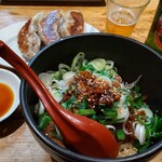 蒼龍唐玉堂 - 肉ぶっかけ汁なし担々麺、大餃子、青島ビール