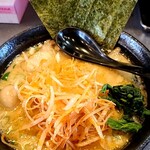 横浜家系ラーメン あい麺や - 赤ネギ豚骨ラーメン/醤油890円