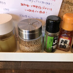 横浜家系 岳家 - 卓上はシンプルで生姜類はない代わりに山椒が！