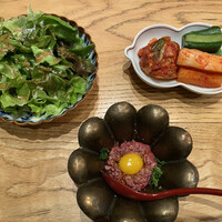 焼肉すどう 春吉 - サラダ、ユッケ、キムチ