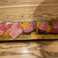焼肉すどう 春吉 - 左からタンシタ、タンモト、赤身、ハラミ、シャトーブリアン