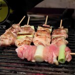 やきとり 正や - ねぎまなど炭火焼中