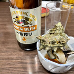 美代寿司 - ビール　お通しはサザエの壺焼き　2022.01