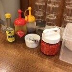 チャーハン専門店 エン - 料理写真:テーブルの上の調味料の数々(^｡^)