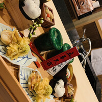 よし澤 - 八寸：焼き河豚、松前漬け、ふきのとうの天ぷら、豆煮、白みそ仕立ての茶碗蒸し？など 春の八寸。大好きなふきのとうの天ぷら。この八寸も節分を感じるもの。 どの料理も丁寧に作られていました。