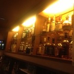 El Galan - ウイスキーがたくさん並んでいます。