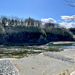 京亭 - 眼下には荒川の流れが一望できます。