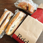 ベーカリーカフェ ロッド - 右の紙袋はバゲット1/2本 ¥172