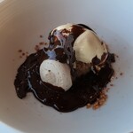 シグネチャー - デザート：プロフィトロール ヘーゼルナッツのカラメル カンボジアの胡椒の香る温かいチョコレートソース