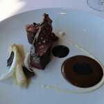 シグネチャー - 肉料理：A5 和牛フィレ肉のロースト 濃厚な黒トリュフのクーリ アンディブのオルロフ