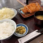 とんかつ 濵かつ - ご飯とキャベツはお代わり自由です。