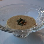 シグネチャー - 温かい前菜：ソーテルヌとフォアグラのスープ 茸のフリカッセ