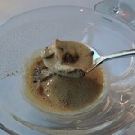 シグネチャー - 温かい前菜：ソーテルヌとフォアグラのスープ 茸のフリカッセ