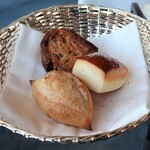 シグネチャー - 焼き立てのパンは3種類