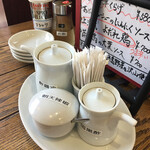 Ajiankicchingyouzanohanahana - 卓上の調味料など。書いてあるのが嬉しい