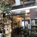 코치 카페 - 다육식물 코틸레돈 뒤에 카페가 있습니다.