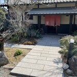 炭焼地鶏 山蔵 - 外観2。