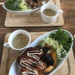 코치 카페 - 1위 인기의 루로우밥과 2위 인기의 닭고기 요리