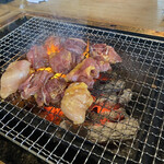 炭焼地鶏 山蔵 - 地鶏焼き風景1。