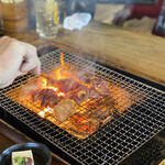 炭焼地鶏 山蔵 - 地鶏焼き風景2。