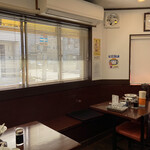 ミスター・ギョーザ - 店内（テーブル席）