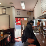 ミスター・ギョーザ - 店内（カウンター席）