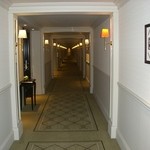 アトリウム - エレベーターより延々とまっすぐに続く廊下と両脇に部屋。