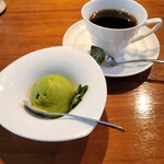 ウッチーノ食堂 - セットの珈琲と追加注文した抹茶のアイス。