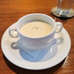 ウッチーノ食堂 - こちらは追加注文したカリフラワーのポタージュ。美味です。