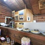 丸太小屋 - 店内も丸太