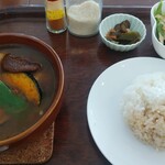 cafe petit pas - 和だしスープカレー。ご飯は白米と玄米の合い盛り