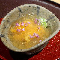 馳走 啐啄一十  - 「蝦夷馬糞雲丹(北海道根室産)羅臼昆布出汁ジュレ掛け、紫蘇の花載せ」