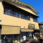 駿河屋 - 成田山新勝寺のすぐ隣にあるお店は開店前から賑わってました。