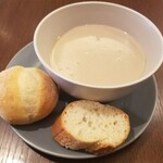 Restaurant Raphael - マッシュルームクリームスープ、パン