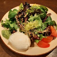 オービカ モッツァレラバー 梅田店 - イタリアから空輸される水牛100％のモッツァレラ、定番のクラシカは濃いミルク感と繊細な塩気や旨味♪トマトも完熟なのか驚くほどの甘さ