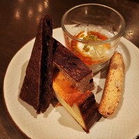 オービカ モッツァレラバー 梅田店 - ドルチェ5種類で1番好みだったパンナコッタは、プルプルなめらかでもっちり＆コクのある甘味と苦味のカラメルナッツソースが完璧な相性