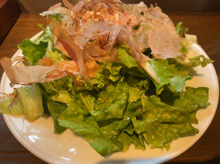ba-rureiji-tsu- - 鰹節の山盛りサラダ