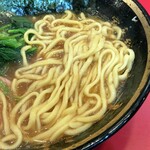 家系総本山 ラーメン 吉村家 - 酒井製麺の中太麺。