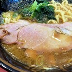 家系総本山 ラーメン 吉村家 - チャーシューはモモのスモーク。