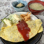 やつき食堂 - 【オムライス】ごくごく普通のシンプルなオムライス。だがしかし、そのクオリティはかなり高い。卵は外側がカチッと、内側のチキンライスとの接地面は限りなく半熟に近い。