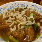 アジア中華創作料理 天府餃子城 - 牛バラ刀削麺　削ってない、これは刀切麺と書いてほしいやつ。ほうとうと思えばおいしい。煲仔飯など凝ったメニューもあったので他にもいただいてみたい。