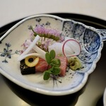 銀座 吉兆 - 見事な包丁捌き。素人は敵わない本職の仕事。つまは 紫蕪、ぼうふう、柚子、折れ松葉の独活、紫蘇の花、大葉