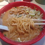 ラーメンとん太 - ゲンコツ味噌ラーメンNEO（ネオ）950円+ごん太麺（12＃）50円　店で一番太い麺