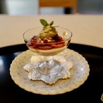 銀座 吉兆 - 黄な粉のムース、苺、クランベリー、ブルーベリー、ピスタチオムース、ペパーミント