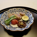 銀座 吉兆 - 揚げた蕗の薹の苦味で食べる牛カツの滋味