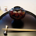 銀座 吉兆 - 美しい紅梅の蒔絵椀