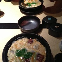 天然うなぎ しま村 - う鍋玉とじ(手前が天然、奥が養殖)
                コースはここから天然と養殖が分かれます。