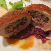 ヴァリノール - ほろほろ鳥の包み焼き、マデラ酒のソースとマッシュルームのカプチーノ・ソースで3